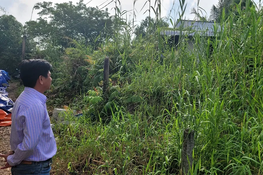 Ông Phong đang nguy cơ mất sạch 5 tỷ đồng vì thửa đất sổ đỏ có mặt tiền nhưng thực tế là một khu đất không giáp mặt tiền nào. Ảnh: TRẦN VŨ Oái ăm: Mua đất soi kỹ từng chi tiết vẫn bị 'sụp hầm'