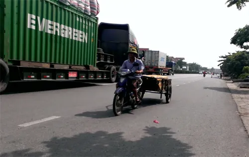 Rùng mình ô tô, xe máy, ba gác vô tư chạy ngược chiều trên quốc lộ ảnh 4