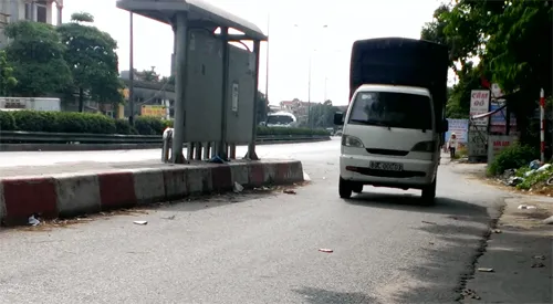 Rùng mình ô tô, xe máy, ba gác vô tư chạy ngược chiều trên quốc lộ ảnh 5