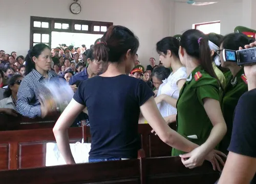 Người nhà gây náo loạn khi nghe toà tuyên 'vụ quan tài diễu phố' ảnh 6