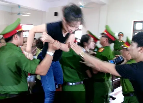 Người nhà gây náo loạn khi nghe toà tuyên 'vụ quan tài diễu phố' ảnh 3