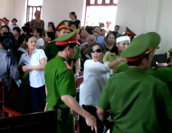 Người nhà gây náo loạn khi nghe toà tuyên 'vụ quan tài diễu phố' ảnh 5