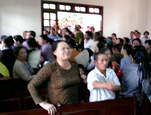 Người nhà gây náo loạn khi nghe toà tuyên 'vụ quan tài diễu phố' ảnh 7