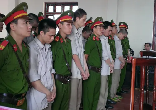 Người nhà gây náo loạn khi nghe toà tuyên 'vụ quan tài diễu phố' ảnh 1