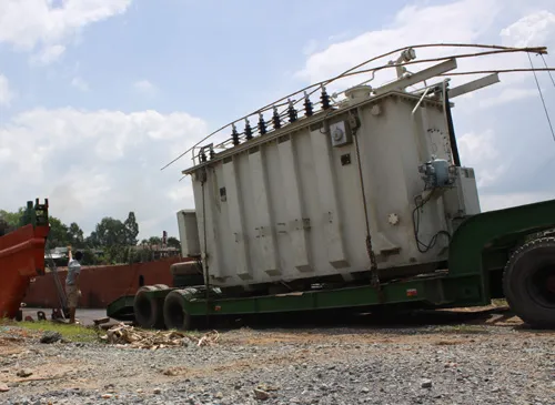 Đã buộc xe chở biến thế ‘siêu khủng’ xuống sà lan ảnh 3 Đã buộc xe chở biến thế ‘siêu khủng’ xuống sà lan ảnh 3