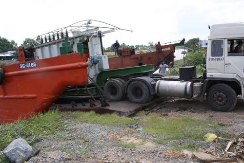 Đã buộc xe chở biến thế ‘siêu khủng’ xuống sà lan ảnh 2 Đã buộc xe chở biến thế ‘siêu khủng’ xuống sà lan ảnh 2