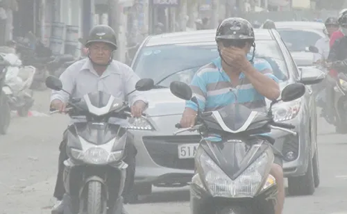 Bụi mù trời trên đường Trần Não, TP.HCM ảnh 2