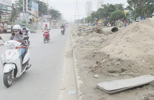 Bụi mù trời trên đường Trần Não, TP.HCM ảnh 7