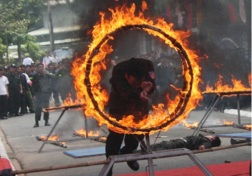 Xem cảnh sát cơ động Bình Dương trình diễn võ thuật ảnh 5