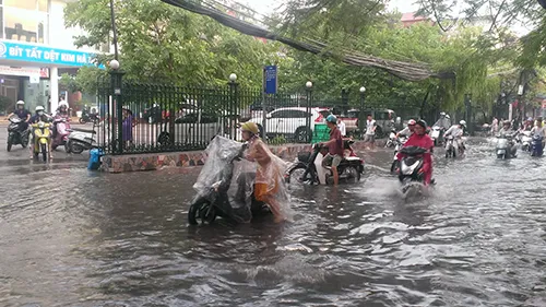 Nhiều tuyến phố Hà Nội thành sông sau mưa lớn ảnh 1 Nhiều tuyến phố Hà Nội thành sông sau mưa lớn ảnh 1