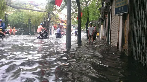 Nhiều tuyến phố Hà Nội thành sông sau mưa lớn ảnh 2 Nhiều tuyến phố Hà Nội thành sông sau mưa lớn ảnh 2