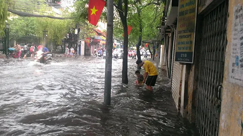 Nhiều tuyến phố Hà Nội thành sông sau mưa lớn ảnh 3 Nhiều tuyến phố Hà Nội thành sông sau mưa lớn ảnh 3