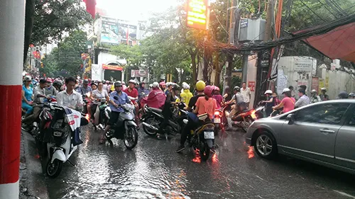 Nhiều tuyến phố Hà Nội thành sông sau mưa lớn ảnh 4 Nhiều tuyến phố Hà Nội thành sông sau mưa lớn ảnh 4
