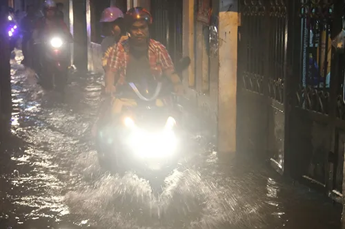 Nhiều tuyến phố Hà Nội thành sông sau mưa lớn ảnh 5 Nhiều tuyến phố Hà Nội thành sông sau mưa lớn ảnh 5