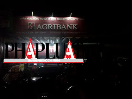 Đã khống chế đối tượng xông vào ngân hàng cố thủ, tự đâm vào bụng ảnh 6 Đã khống chế đối tượng xông vào ngân hàng cố thủ, tự đâm vào bụng ảnh 6