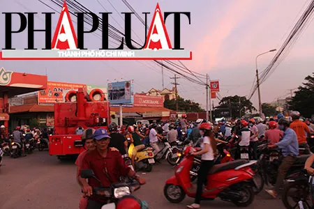 Đã khống chế đối tượng xông vào ngân hàng cố thủ, tự đâm vào bụng ảnh 7