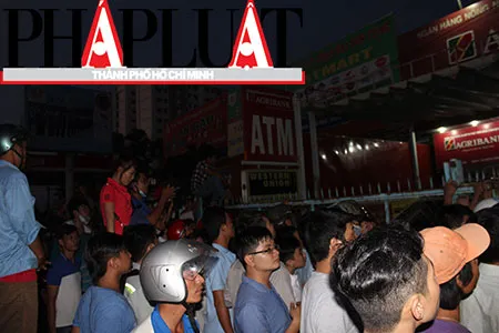 Đã khống chế đối tượng xông vào ngân hàng cố thủ, tự đâm vào bụng ảnh 11