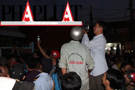 Đã khống chế đối tượng xông vào ngân hàng cố thủ, tự đâm vào bụng ảnh 12