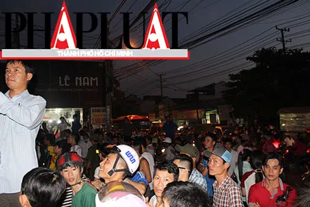 Đã khống chế đối tượng xông vào ngân hàng cố thủ, tự đâm vào bụng ảnh 10