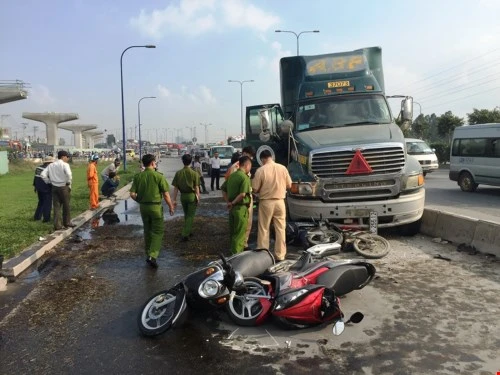 Ô tô đâm hàng loạt xe máy, cửa ngõ Sài Gòn kẹt cứng ảnh 2