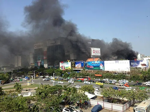 Cháy ở gần sân bay Tân Sơn Nhất ảnh 1