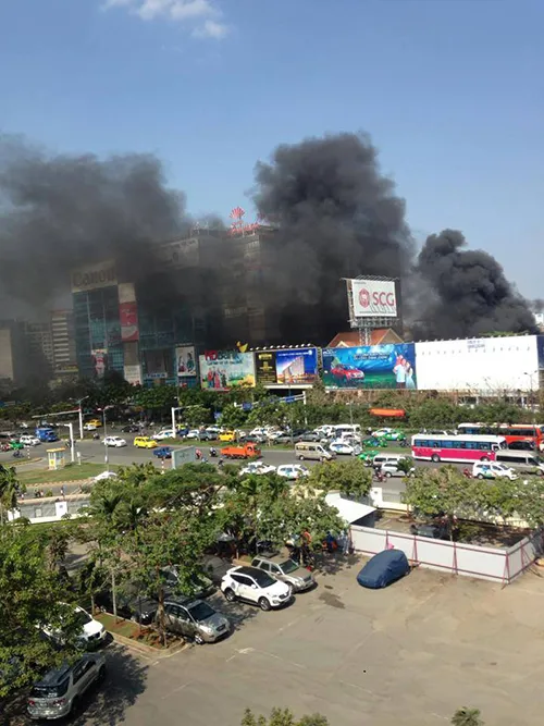 Cháy ở gần sân bay Tân Sơn Nhất ảnh 2
