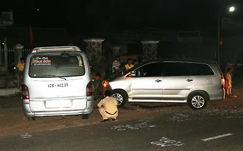 Ô tô khách đối đầu xe 7 chỗ, 5 người bị thương ảnh 1 Ô tô khách đối đầu xe 7 chỗ, 5 người bị thương ảnh 1
