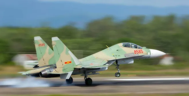 TRỰC TIẾP: Tiêm kích Su-30MK2 của Không quân Việt Nam gặp sự cố
