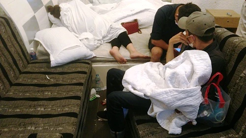 Ập vào khách sạn, cảnh sát phát hiện nhiều thanh niên phê ma túy cùng nhiều gói bột trắng, viên nén nghi ma túy