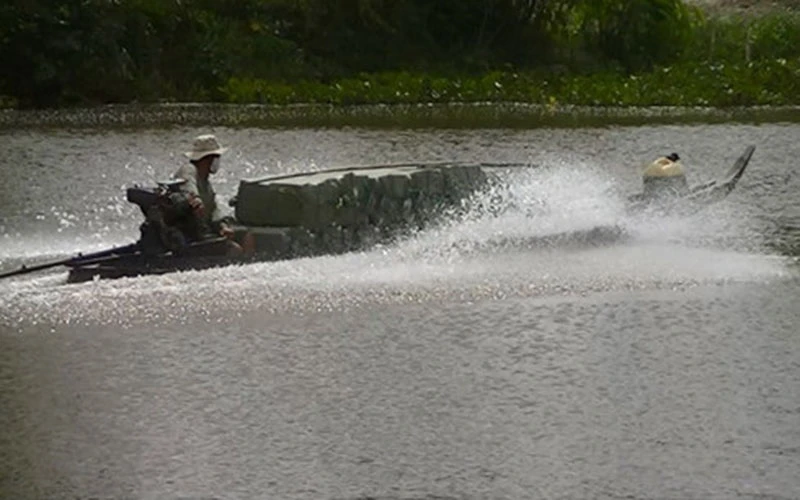 Đặc nhiệm vây bắt 11 xuồng máy chở thuốc lá lậu ảnh 1