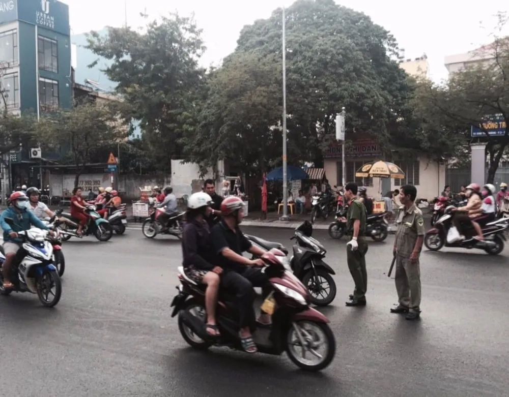 chém gần đứt cánh tay