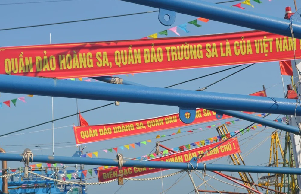 Đoàn tàu vỏ thép mang băng rôn chủ quyền vươn khơi ảnh 6