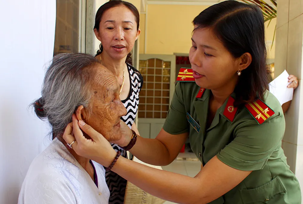 Công an đến nhà làm căn cước cho bà con ở Cần Giờ ảnh 6