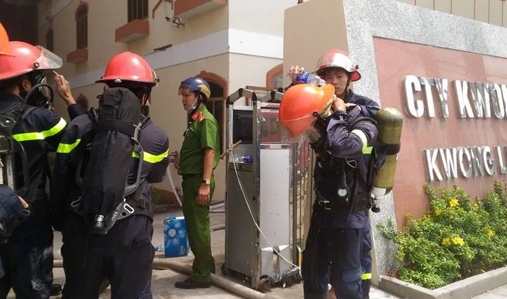 Cháy dữ dội, Cần Thơ xin Quân khu 9 chi viện ảnh 4