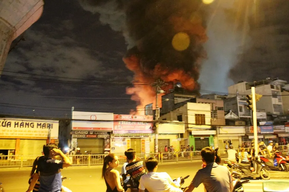 Cháy, nổ dữ dội kho gần cảng Sài Gòn ảnh 4