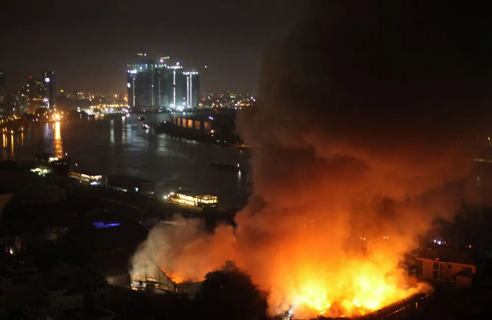 Cháy, nổ dữ dội kho gần cảng Sài Gòn ảnh 2