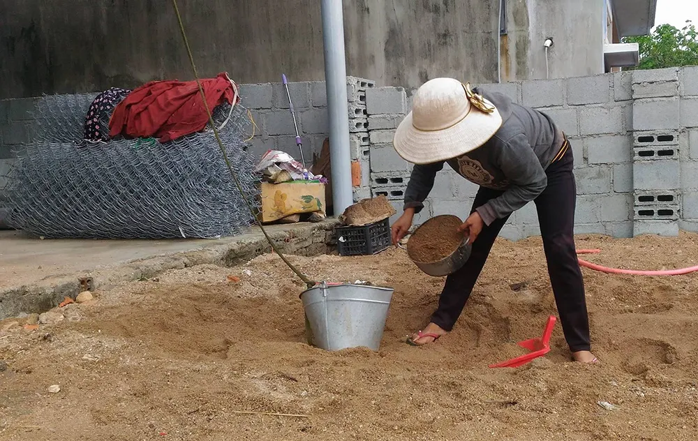 Người dân đưa cát lên nóc chằng chống nhà ảnh 4