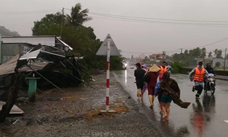 Một số hình ảnh ở Nha Trang bị bão số 12 tàn phá ảnh 8