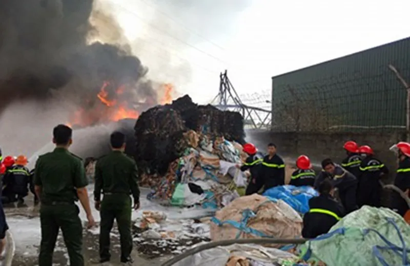 Đám cháy trùm lên lưới cao thế, toàn Vũng Tàu mất điện ảnh 3 Đám cháy trùm lên lưới cao thế, toàn Vũng Tàu mất điện ảnh 3