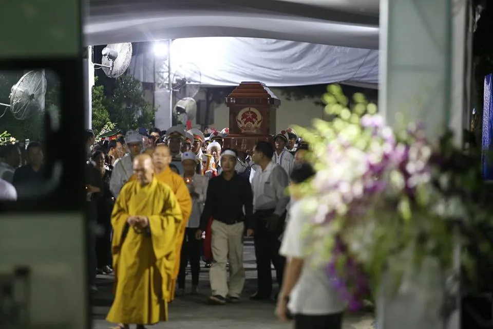 Đưa linh cữu cố TT Phan Văn Khải về HT Thống Nhất ảnh 6