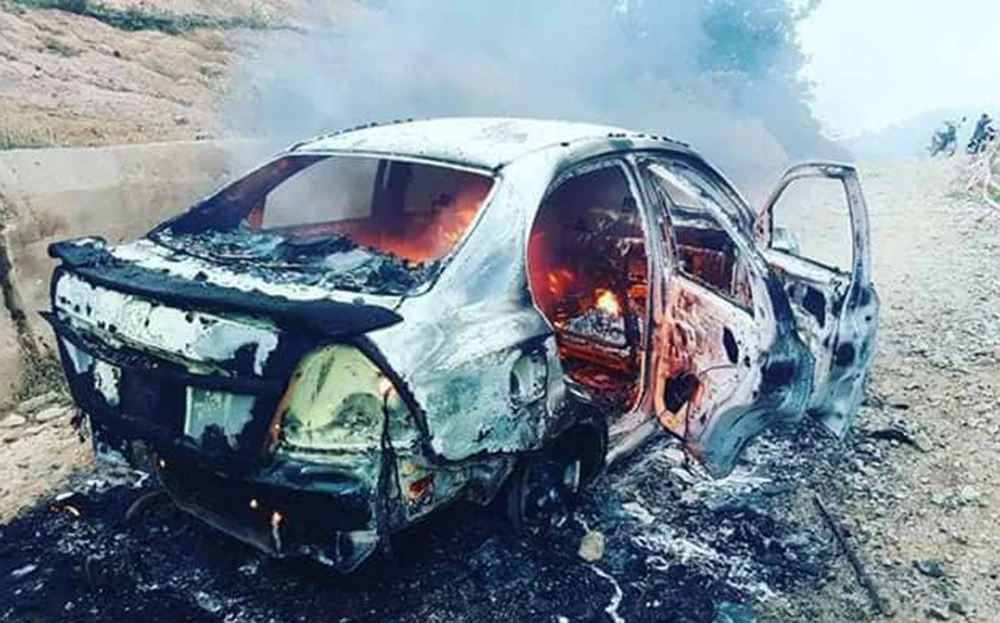 Gầm ô tô va đá cháy trơ khung trên đèo Đại Ninh ảnh 3