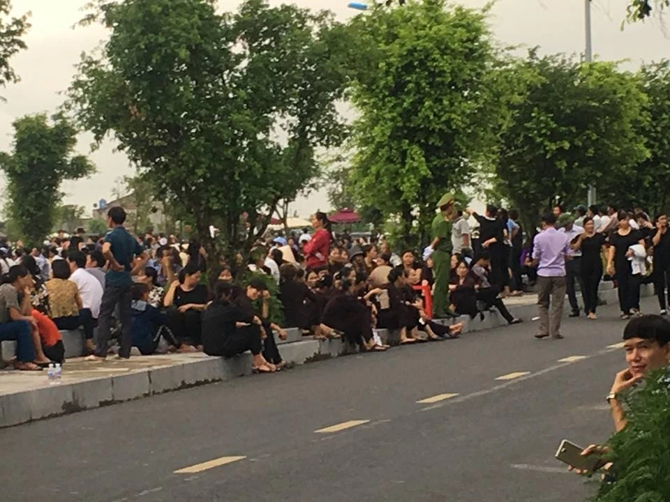 Hàng vạn người dân Ninh Bình chờ đón di hài Chủ tịch nước ảnh 4