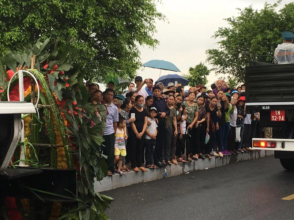 Hàng vạn người dân đón linh cữu Chủ tịch nước ở xã Quang Thiện ảnh 3