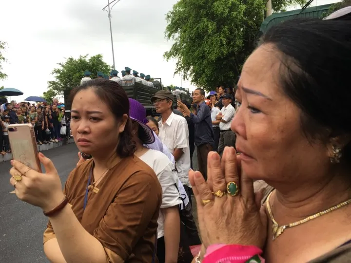 Hàng vạn người dân đón linh cữu Chủ tịch nước ở xã Quang Thiện ảnh 5