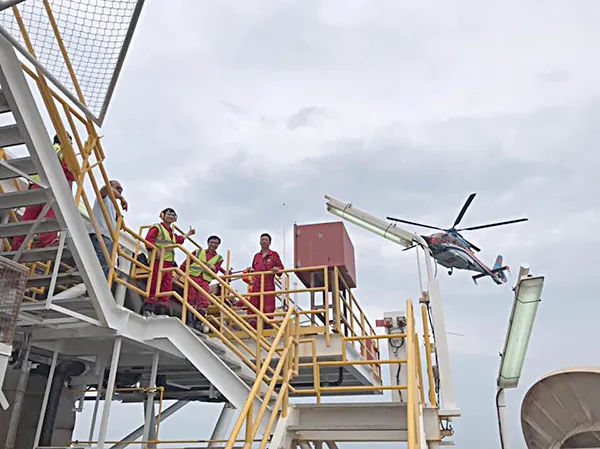 Trực thăng đưa người giàn khoan vào bờ tránh bão ảnh 2 Trực thăng đưa người giàn khoan vào bờ tránh bão ảnh 2