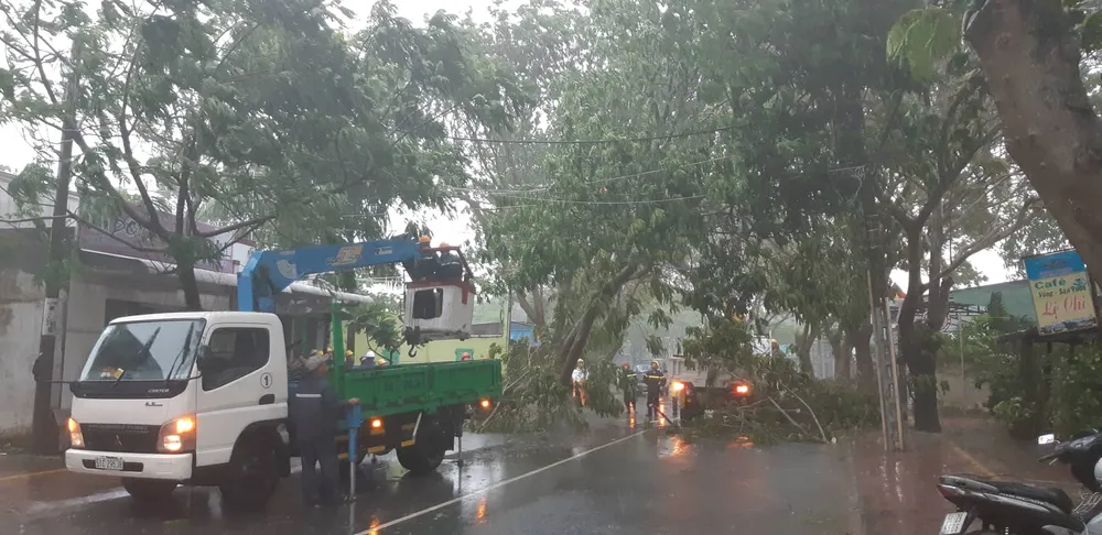 Bão vào Vũng Tàu, mưa to hoành hành khắp miền Nam ảnh 8 Bão vào Vũng Tàu, mưa to hoành hành khắp miền Nam ảnh 8