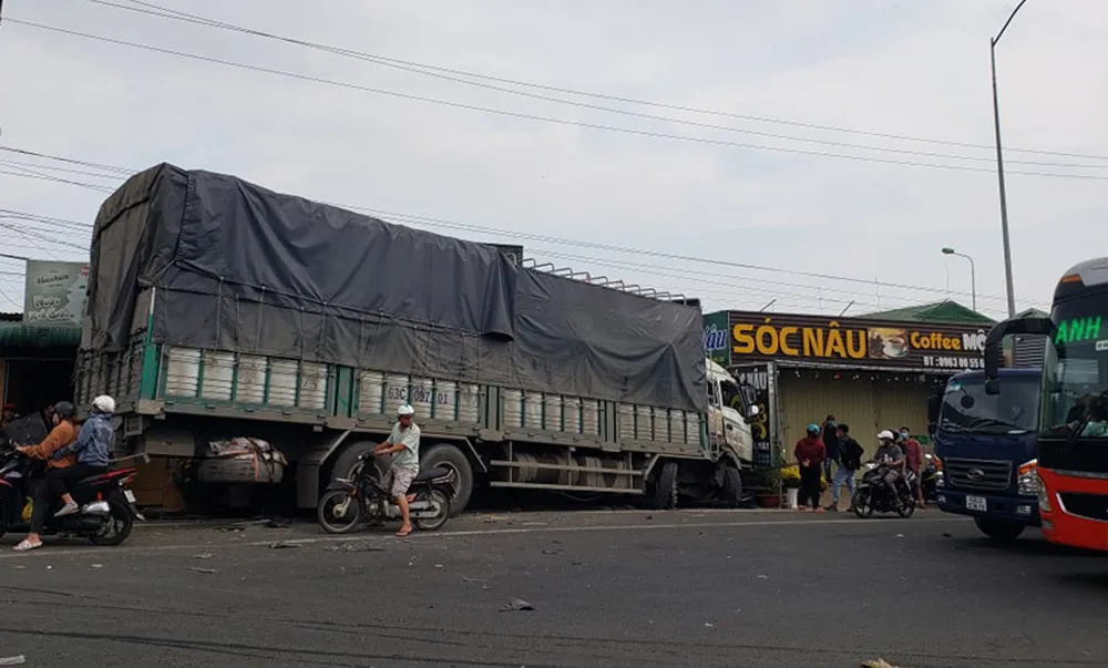 4 ô tô tông liên hoàn, xe tải lao vào nhà dân làm kẹt xe QL 20 ảnh 3 4 ô tô tông liên hoàn, xe tải lao vào nhà dân làm kẹt xe QL 20 ảnh 3