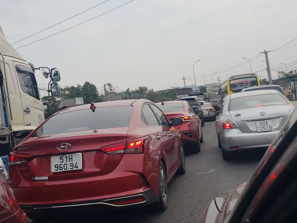 4 ô tô tông liên hoàn, xe tải lao vào nhà dân làm kẹt xe QL 20 ảnh 5 4 ô tô tông liên hoàn, xe tải lao vào nhà dân làm kẹt xe QL 20 ảnh 5