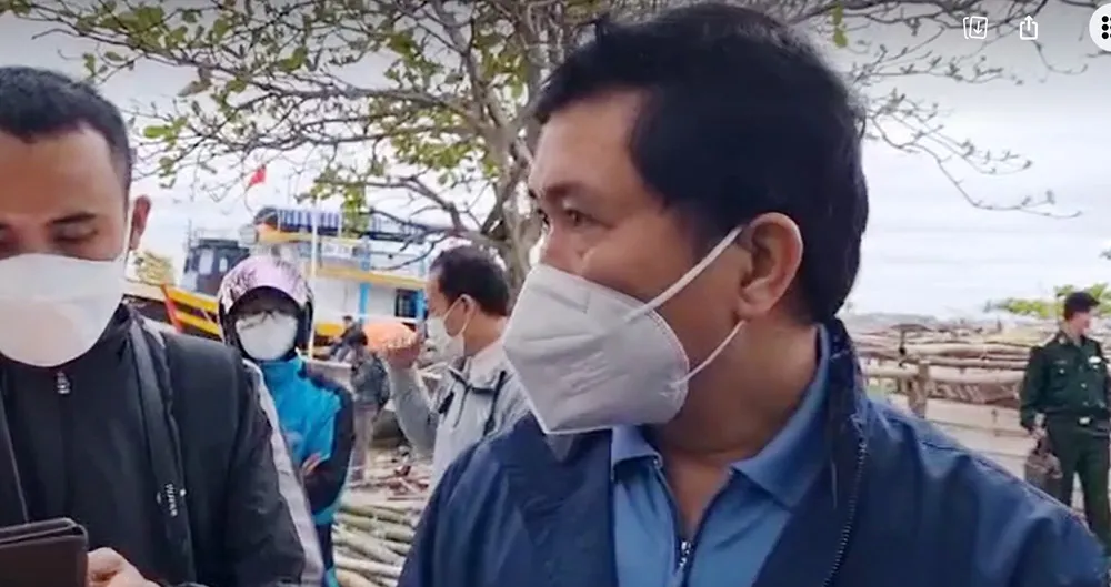 Nóng: Chìm ca nô chở 39 người ngoài biển Cửa Đại ảnh 7 Nóng: Chìm ca nô chở 39 người ngoài biển Cửa Đại ảnh 7