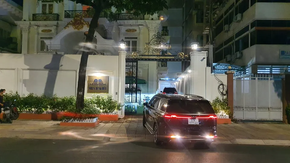 Công an TP.HCM bắt tạm giam bà Nguyễn Phương Hằng ảnh 2 Công an TP.HCM bắt tạm giam bà Nguyễn Phương Hằng ảnh 2